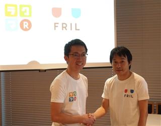 楽天のフリマ戦略を担う同社Ｃ２Ｃ事業部の井上貴文ジェネラルマネージャー（左）と、ファブリックの堀井翔太最高経営責任者＝２４日、東京都世田谷区の楽天本社