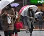 雪の中、通勤する人々＝２４日午前、東京都千代田区（山崎冬紘撮影）