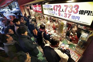 年末ジャンボ宝くじを買い求める人たち＝２４日午前、東京・銀座