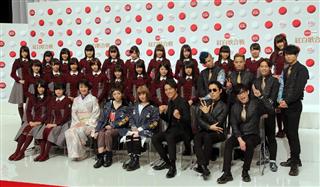 ＮＨＫ紅白歌合戦・出場歌手発表会見に出席した欅坂４６、（前列左から３人目から）市川由紀乃さん、ＰＵＦＦＹの２人、桐谷健太さん、ＲＡＤＩＯＦＩＳＨ＝２４日、東京都渋谷区のＮＨＫ（早坂洋祐撮影