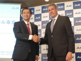 アサヒグループＨＤの小路明善社長（左）とアサヒヨーロッパのヘクター・ゴロサベル最高経営責任者＝２４日、東京都千代田区