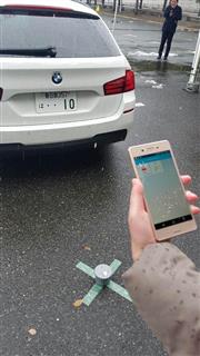 ソフトバンクの実験では、車が地面に置いたモジュールの上に来ると、スマートフォンの画面に駐車したことが表示される＝２４日、千葉市美浜区