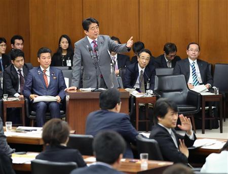 衆院厚労委で年金制度改革法案について答弁する安倍首相＝２５日午後
