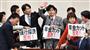 衆院厚生労働委員会で、年金制度改革関連法案の採決に反対し、委員長に詰め寄る民進党の議員ら＝２５日午後、国会・衆院第１６委員室（斎藤良雄撮影）