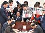 衆院厚生労働委員会で、年金制度改革関連法案の採決に反対し、委員長に詰め寄る民進党の議員ら＝２５日午後、国会・衆院第１６委員室（斎藤良雄撮影）