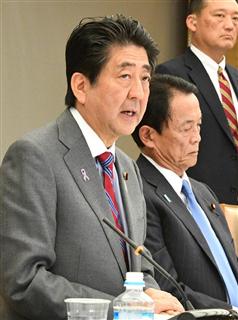 経済財政諮問会議に臨む安倍晋三首相（左）、麻生太郎副総理兼財務相＝２５日午後、首相官邸（斎藤良雄撮影）