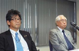 厳しい表情で記者会見に臨む全日遊連の阿部恭久理事長（左）
