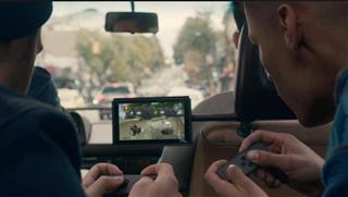 据え置き型の本体から取り外し、携帯用ゲームとしても遊べる「ニンテンドースイッチ」。着脱可能なコントローラーで複数で遊ぶこともできる(任天堂の公式ウェブサイトから) 据え置き型の本体から取り外し、携帯用ゲームとしても遊べる「ニンテンドースイッチ」。着脱可能なコントローラーで複数で遊ぶこともできる(任天堂の公式ウェブサイトから)