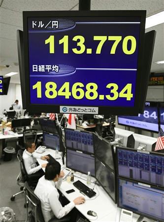 今年の終値最高値を突破した日経平均株価などを示すボード＝２５日午前、東京・東新橋の外為どっとコム