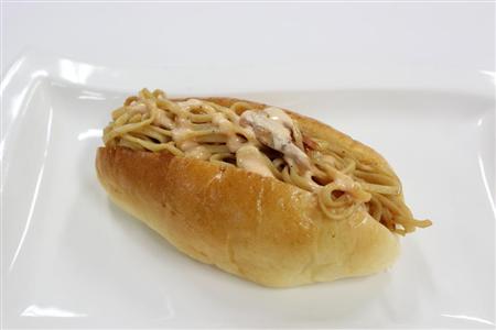 登別・かわむらは焼きそばパン（登別商工会議所提供）