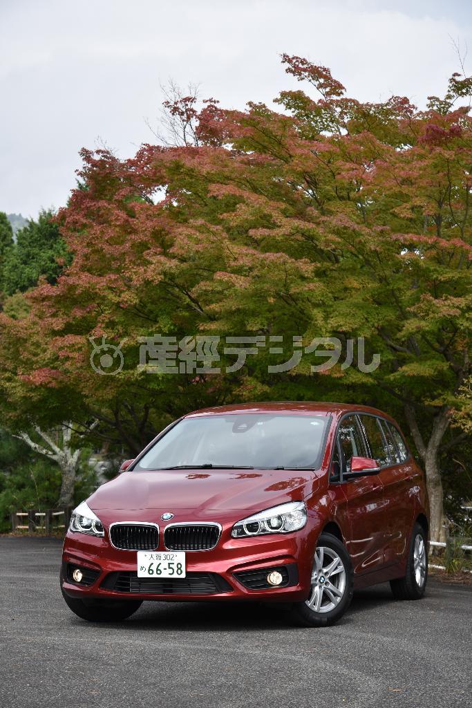 嵐山-高雄パークウエイにて。紅葉のグラデーションに、華やかながら渋めのワインレッドが似合う。ＢＭＷ・２１８ｄグランツアラー