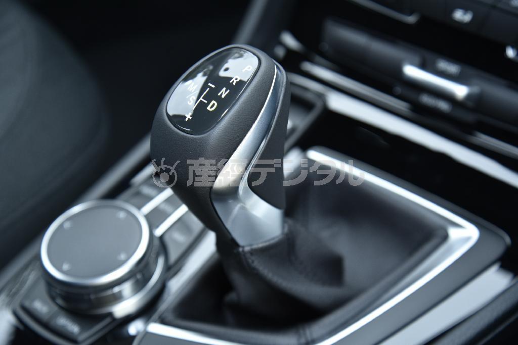 パドルシフトは装備されていないが、シフトレバーをＤレンジから左に倒すとマニュアル変速モードに切り替わる。ＢＭＷ・２１８ｄグランツアラー