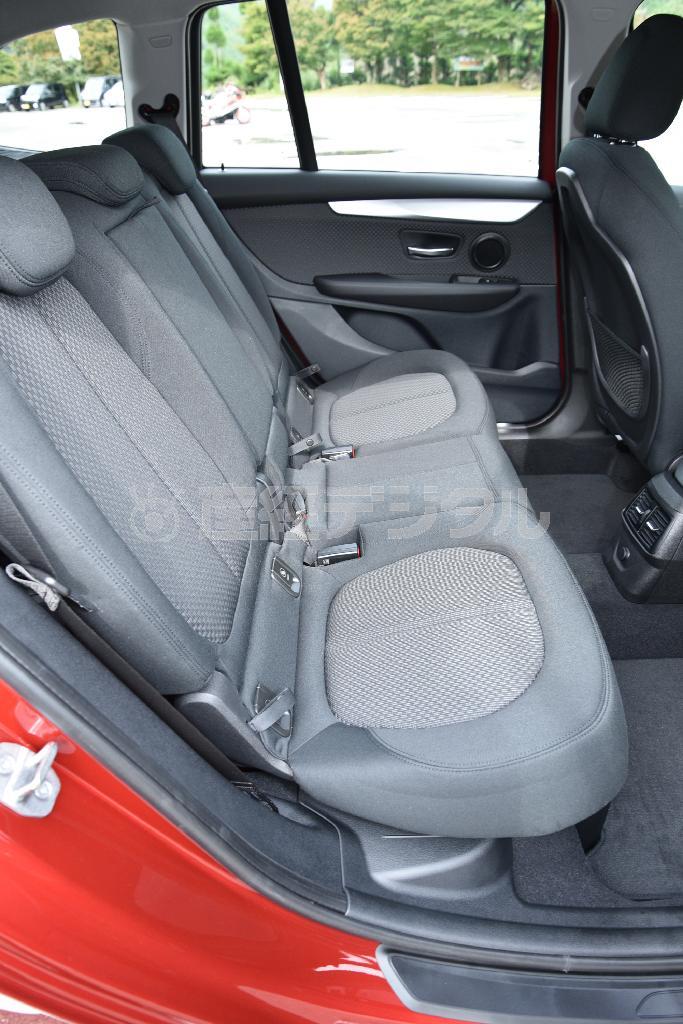 ＦＦの恩恵で後輪に動力を伝えるプロペラシャフトのトンネルがないから、後席はフロア中央の出っ張りも少なく足もと広々。横幅もたっぷりあって大人３人が普通に座れる。ＢＭＷ・２１８ｄグランツアラー