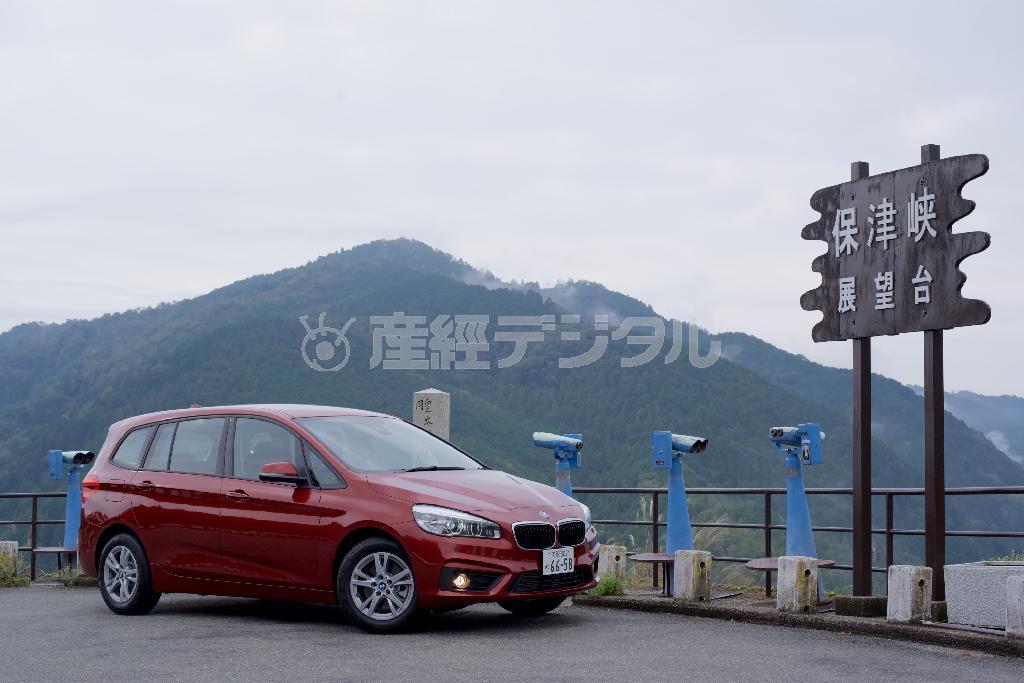 パークウエイ途中の展望台。霧に煙る山並みと渓谷に囲まれた絶景ポイント。クルマで隠れてしまっているが、皇太子時代の天皇皇后両陛下ご訪問の記念碑がある。ＢＭＷ・２１８ｄグランツアラー