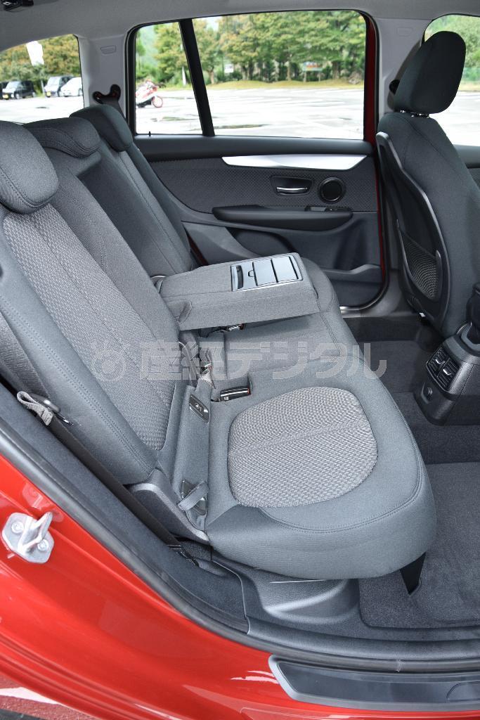 ２人分のカップホルダーを内蔵したアームレストを出して４人乗車ならリムジン気分？ＢＭＷ・２１８ｄグランツアラー