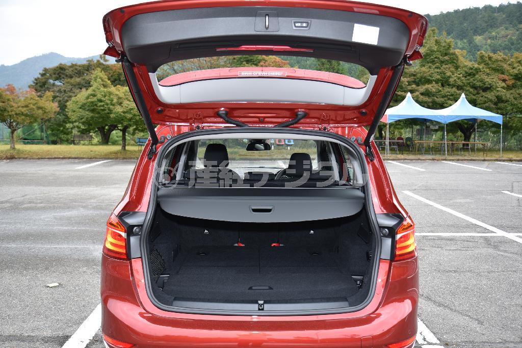 バックドア開口部はスクエアで高さもあり、荷物の出し入れが楽。ＢＭＷ・２１８ｄグランツアラー