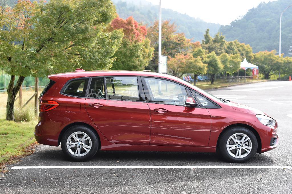 前後のドアを貫くプレスラインがなければＢＭＷとは気付かないほどのシルエット。ＢＭＷ・２１８ｄグランツアラー