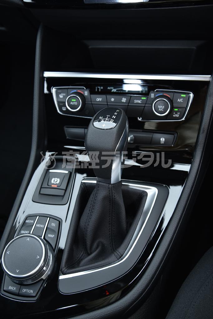 Ｘ１と同じ昔ながらの前後スライド式シフトレバー。上級車種の短いスイッチ式とは異なる。左に電磁パーキングブレーキと、ナビ・オーディオ用のジョグダイヤル付きコントローラー。ＢＭＷ・２１８ｄグランツアラー