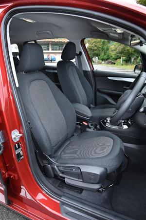 バケット形状ではないから、乗り降りがスムーズにできる。座り心地もグー。ＢＭＷ・２１８ｄグランツアラー