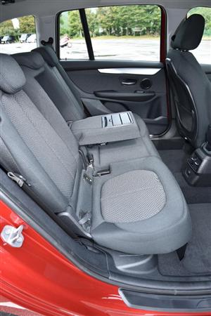 ２人分のカップホルダーを内蔵したアームレストを出して４人乗車ならリムジン気分？ＢＭＷ・２１８ｄグランツアラー