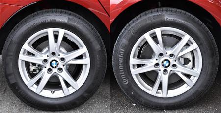 タイヤサイズは前輪（右）後輪（左）ともに２０５／６０Ｒ１６と乗り心地重視の設定。でもブレーキディスクはデカい！ＢＭＷ・２１８ｄグランツアラー
