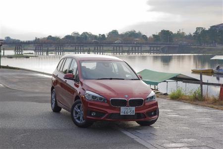 京都・嵐山の名所「渡月橋」を背景に。ＢＭＷ・２１８ｄグランツアラー