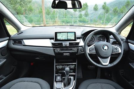 小型ＳＵＶのＸ１と共通パーツの多いインパネ。ベースグレードでも各パーツの質感は高い。ＢＭＷ・２１８ｄグランツアラー