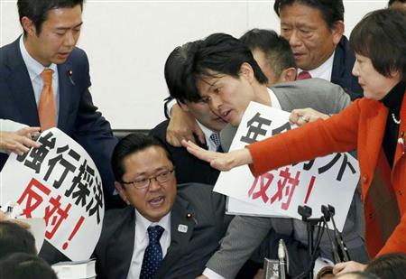 衆院厚労委で年金制度改革法案などの採決に反対し、丹羽秀樹委員長に詰め寄る民進、共産両党＝２５日午後