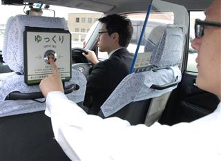 ゆっくり走る「タートルタクシー」。ボタンを押すと運転席のランプが点灯し、運転手が減速する仕組みだ=横浜市 ゆっくり走る「タートルタクシー」。ボタンを押すと運転席のランプが点灯し、運転手が減速する仕組みだ=横浜市