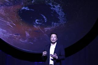 火星移住構想について熱弁をふるうイーロン・マスク氏＝９月２７日、メキシコ・グアダラハラ（ロイター）