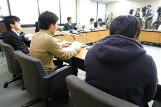 「しゃぶしゃぶ温野菜」の千葉県のフランチャイズ店でブラックバイトをさせられていたと訴える男子大学生（右）。この大学生に暴行した容疑でこの店の元従業員が逮捕された＝２８日、東京都千代田区（道丸摩耶撮影）