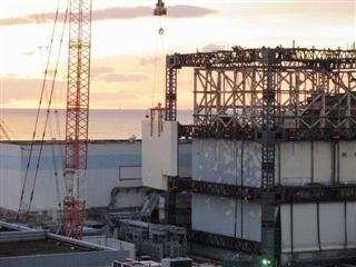 建屋カバーの壁パネルが取り外される福島第１原発１号機＝１０日午前（東京電力提供）