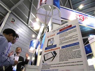 シンガポールで開催されたフィンテック展示会で、自社技術を説明する日本企業担当者＝１７日（吉村英輝撮影）