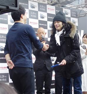 先頭に並んでいたという男性（右）にソフトを手渡すファイナルファンタジー１５のディレクターを務めたスクウェア・エニックスの田畑端氏＝２９日、東京都千代田区のヨドバシカメラマルチメディアＡｋｉｂａ