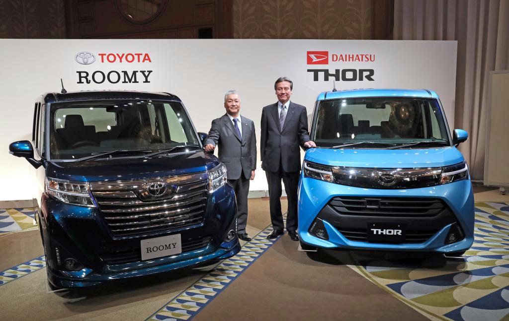 スズキと競合する新型小型車「トール」を発表したダイハツ工業の三井正則社長（右）と、トヨタ自動車の佐藤康彦常務役員