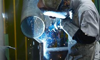 熟練工が完全手作業で対応する溶接ライン=滋賀県東近江市の滋賀工場 熟練工が完全手作業で対応する溶接ライン=滋賀県東近江市の滋賀工場