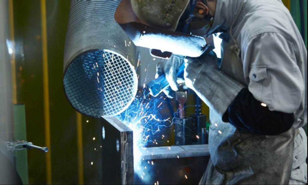 熟練工が完全手作業で対応する溶接ライン＝滋賀県東近江市の滋賀工場