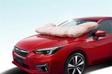 富士重工業の歩行者保護エアバッグの展開イメージ（富士重提供）