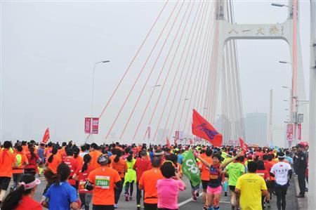 江西省南昌市では１１月２０日、第１回「南昌国際マラソン」が開催され、多くの参加者が「南昌八一大橋」を渡った。この橋は架け替えを経て、現在のものは１９９７年から使われている（中国新聞社）