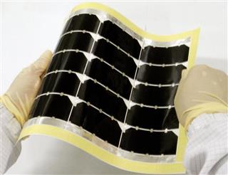 JAXAとシャープが共同開発した、人工衛星向けに軽量化した太陽電池。薄くて曲げることができる JAXAとシャープが共同開発した、人工衛星向けに軽量化した太陽電池。薄くて曲げることができる