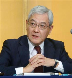 金融政策や国内外の経済動向について説明する日銀の桜井真審議委員＝１日午後、大津市