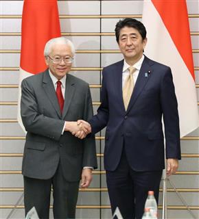 シンガポールのトニー・タン大統領（左）との会談を前に握手を交わす安倍首相＝１日夜、首相官邸