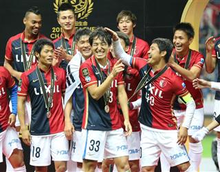 ＪリーグＣＳ勝った鹿島アントラーズが浦和に逆転優勝。ＭＶＰは２得点をあげた金崎夢生。前列右は主将の小笠原満男＝１２月３日、埼玉スタジアム（撮影・大橋純人）