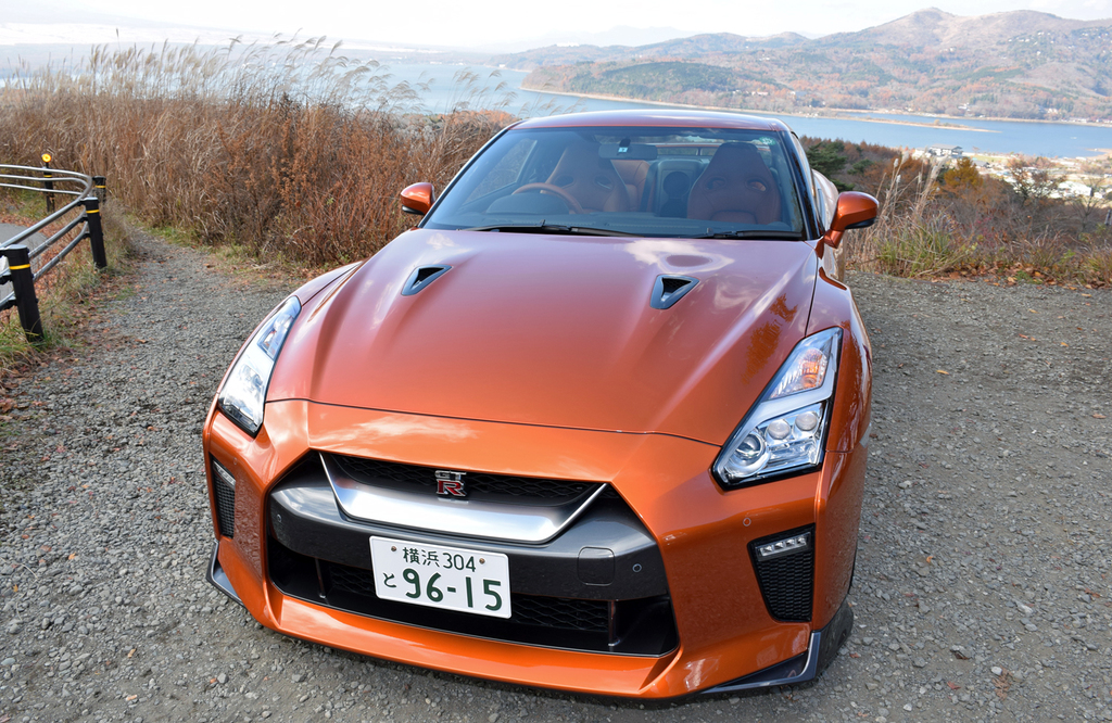 日産のスーパースポーツ「ＧＴ－Ｒ」。バックはパノラマ台から望む山中湖