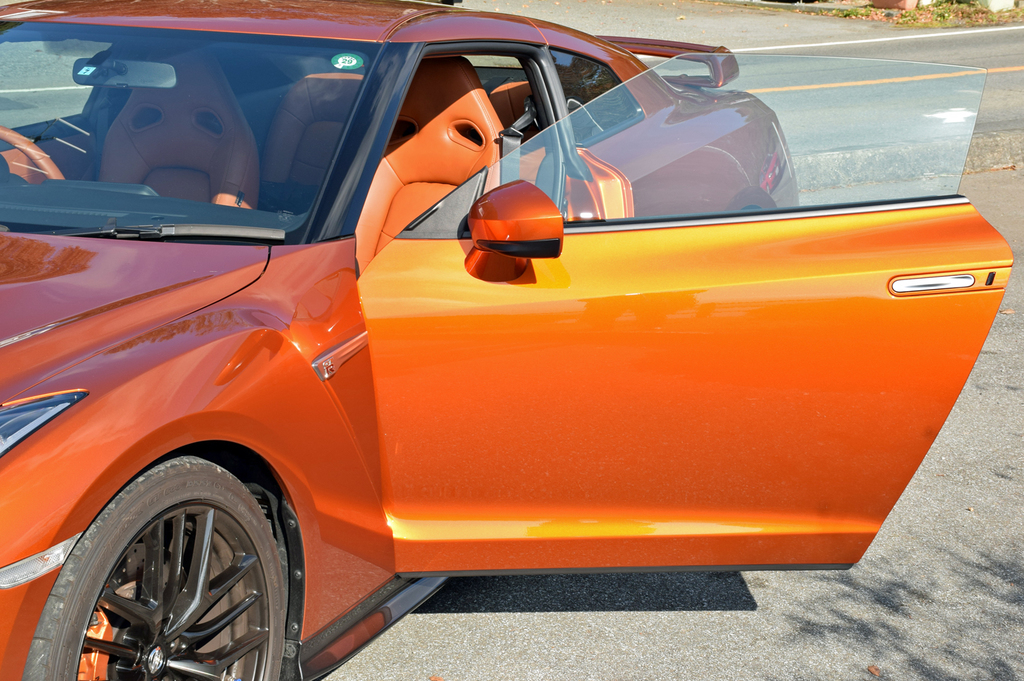 直線的な美しいラインを描くサッシュレスドアとウィンドー