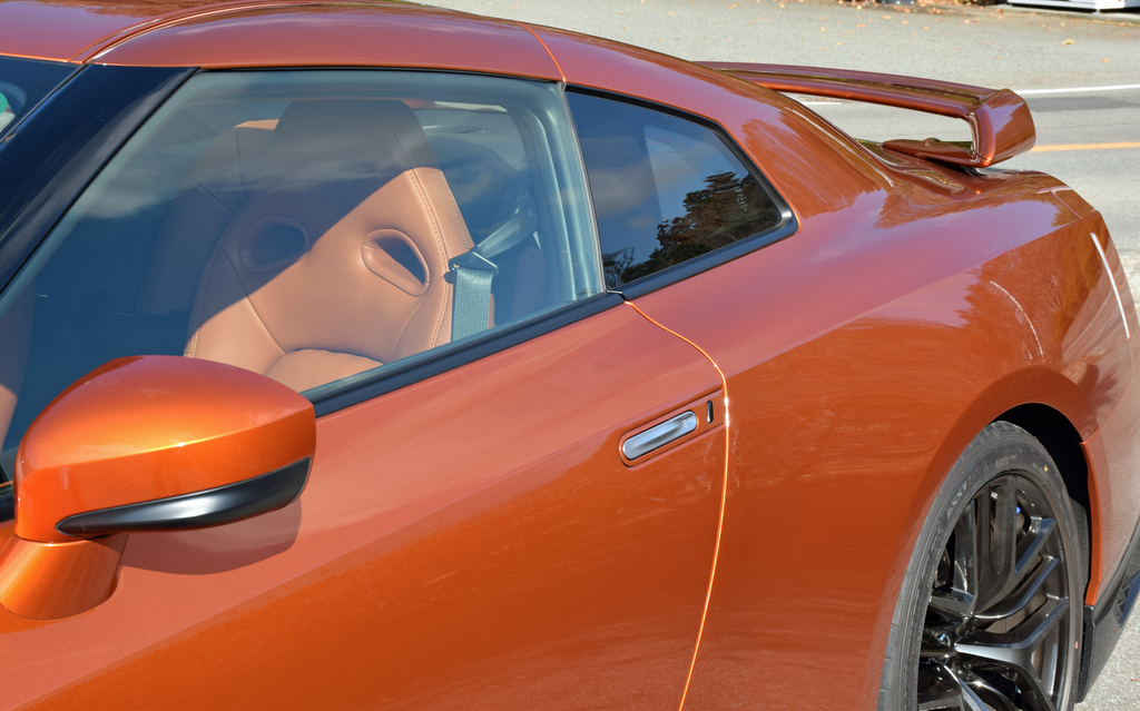 すとんと落ちるルーフラインが美しい