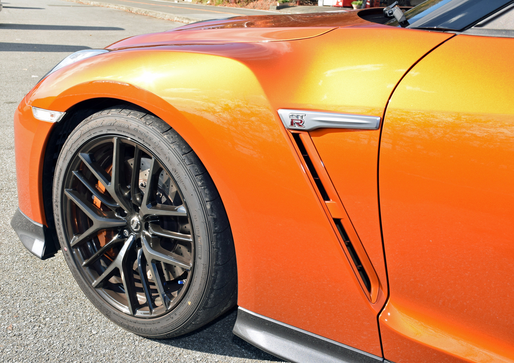 大径２０インチのランフラットタイヤを履いている。タイヤの後ろには「ＧＴ－Ｒ」のロゴと、斜めに走るエアアウトレット