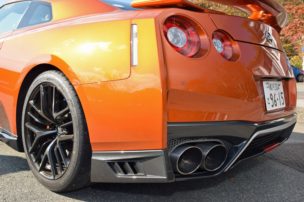 整流効果や冷却性能を高める２０１７年モデルのエアロパーツ。４本出しのチタン合金製マフラーは新日鉄住金のものを採用