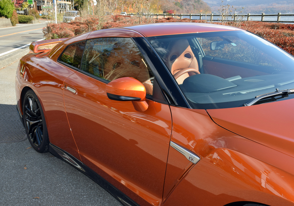筆者が大好きな角度の一つ。後端に向けてスッと落ちる直線のルーフラインとウィンドーが何とも言えずセクシー