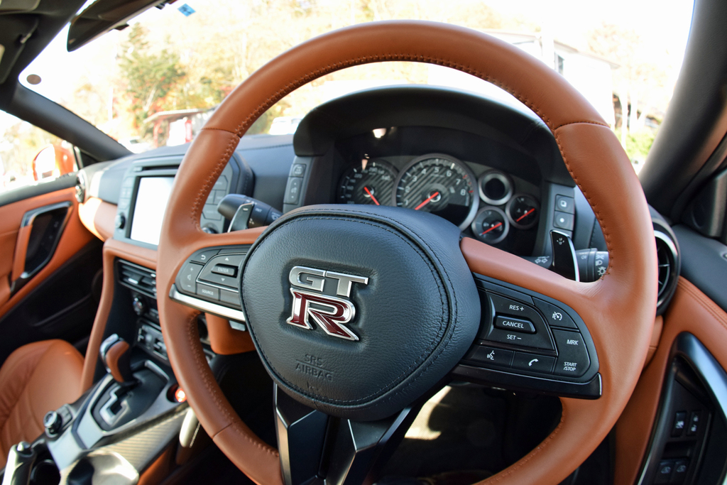 ナッパレザーインストパネルと、本革巻ステアリング。「ＧＴ－Ｒ」のロゴが気分を盛り上げる